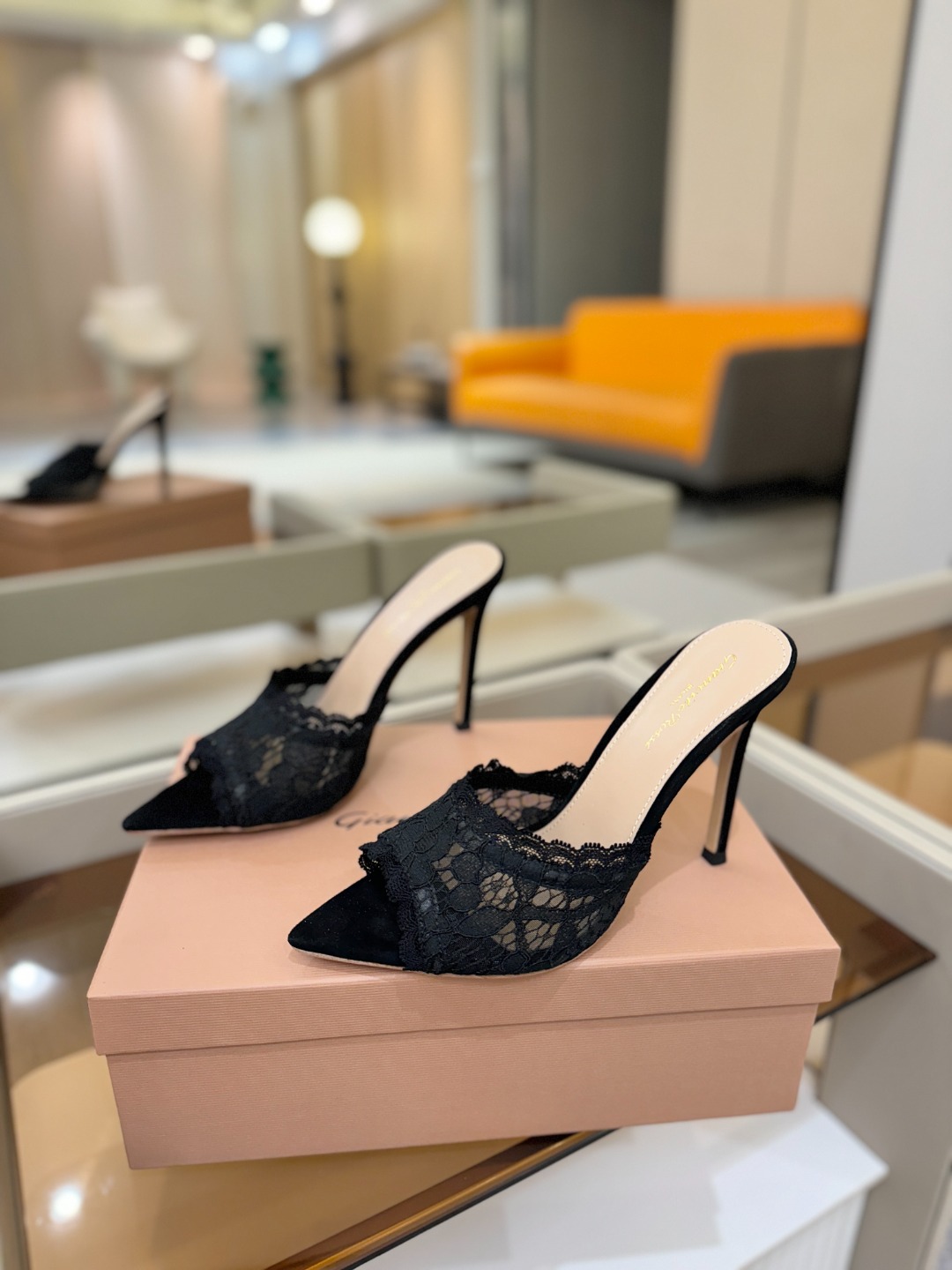 Gianvito rossi 经典款尖头电绣高跟鞋，它的出现就像夜空中最璀璨的星辰✨。经典的款式，永恒的