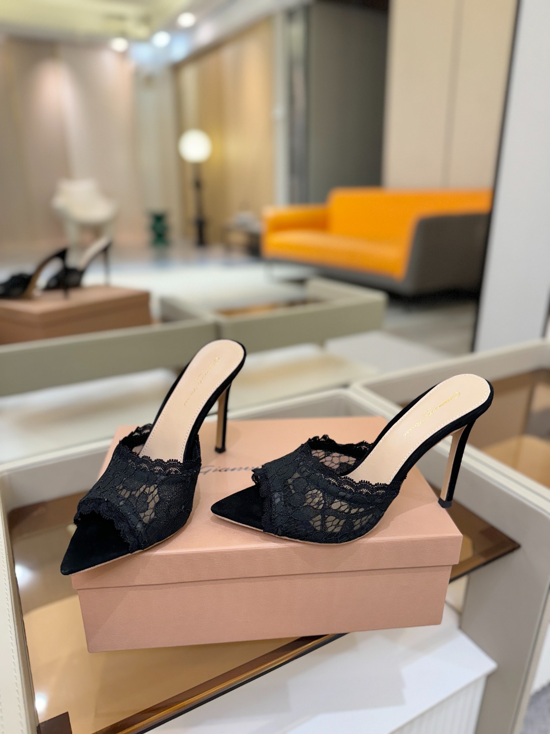 Gianvito rossi 经典款尖头电绣高跟鞋，它的出现就像夜空中最璀璨的星辰✨。经典的款式，永恒的