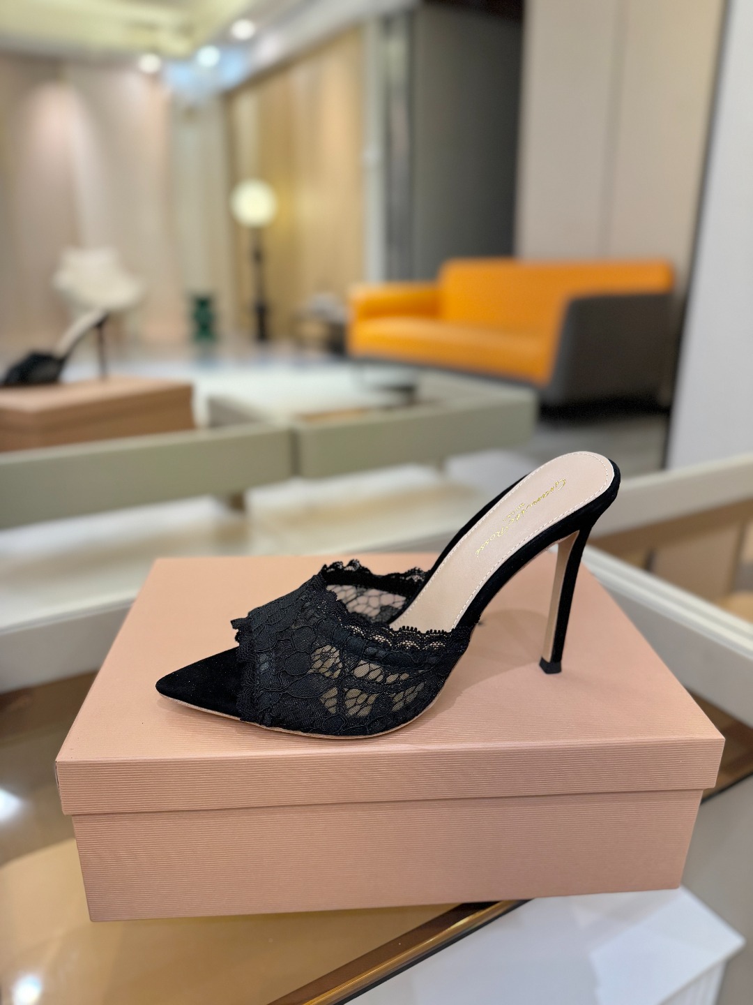 Gianvito rossi 经典款尖头电绣高跟鞋，它的出现就像夜空中最璀璨的星辰✨。经典的款式，永恒的