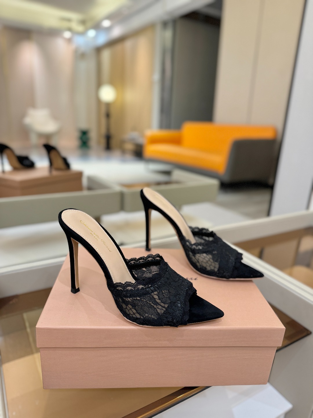 Gianvito rossi 经典款尖头电绣高跟鞋，它的出现就像夜空中最璀璨的星辰✨。经典的款式，永恒的