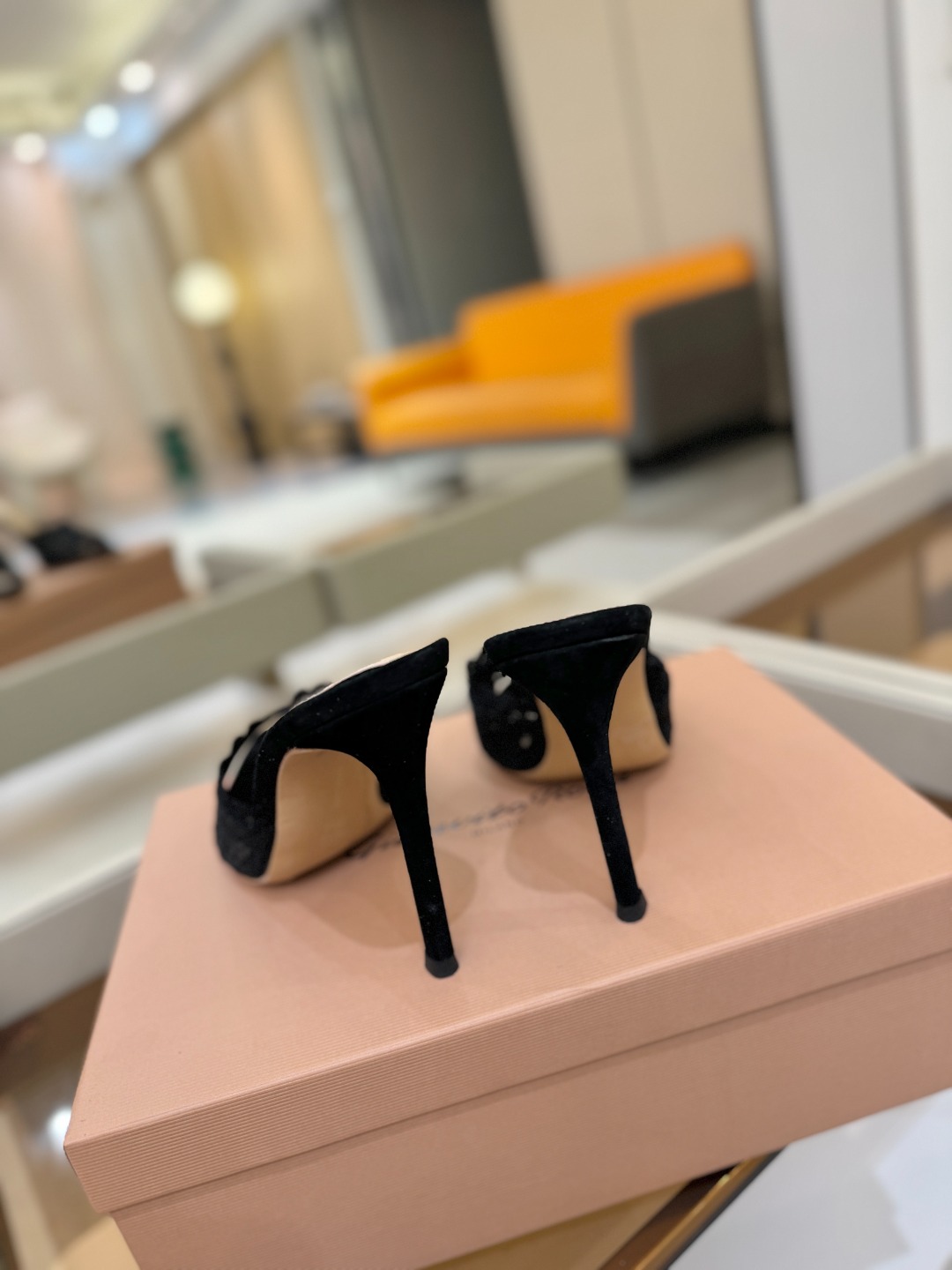 Gianvito rossi 经典款尖头电绣高跟鞋，它的出现就像夜空中最璀璨的星辰✨。经典的款式，永恒的