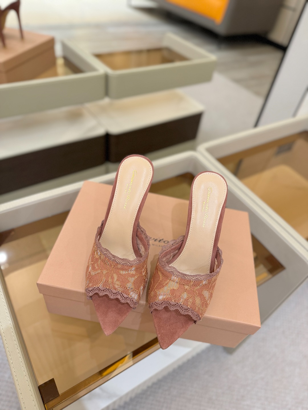 Gianvito rossi 经典款尖头电绣高跟鞋，它的出现就像夜空中最璀璨的星辰✨。经典的款式，永恒的