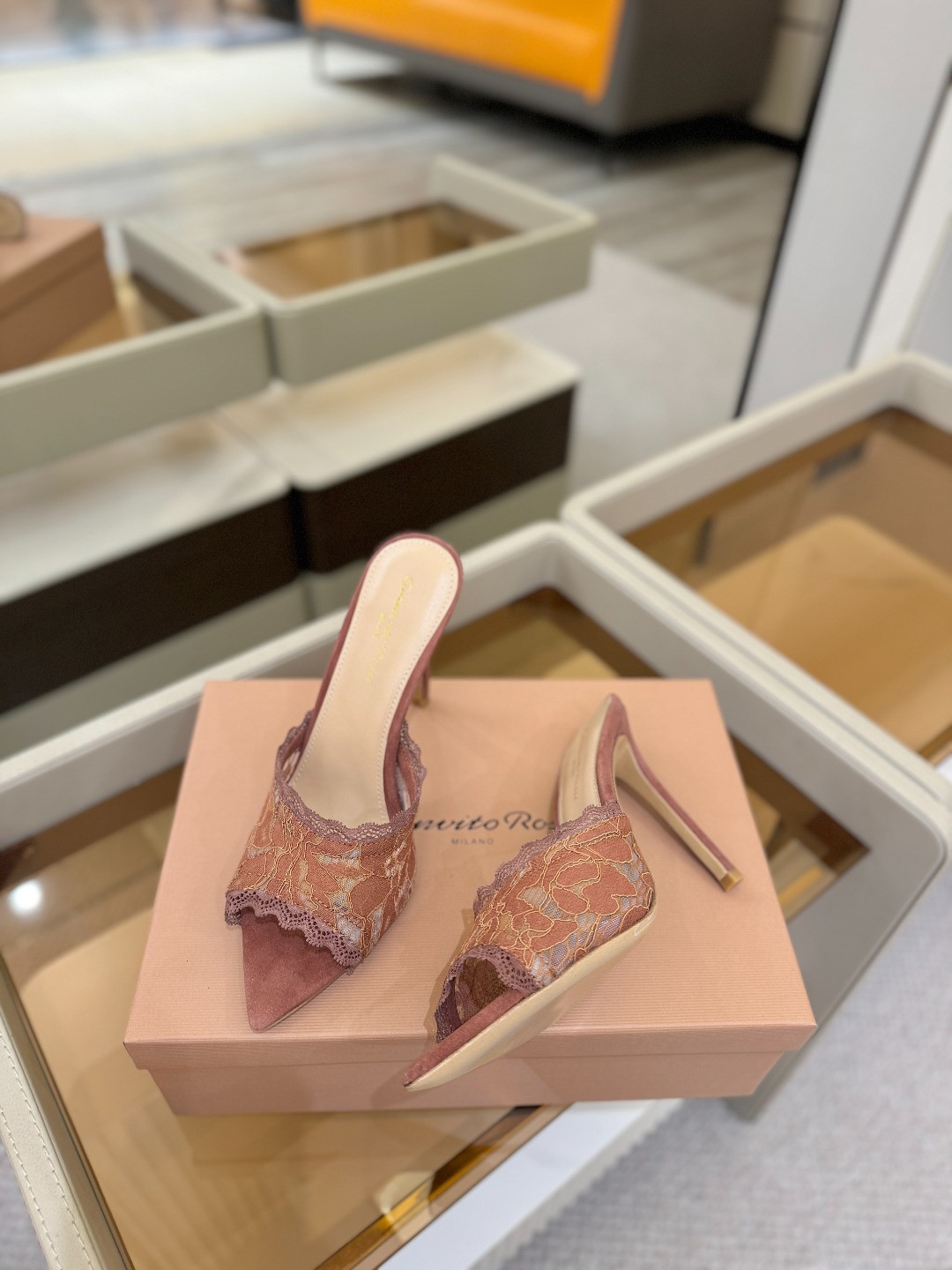 Gianvito rossi 经典款尖头电绣高跟鞋，它的出现就像夜空中最璀璨的星辰✨。经典的款式，永恒的