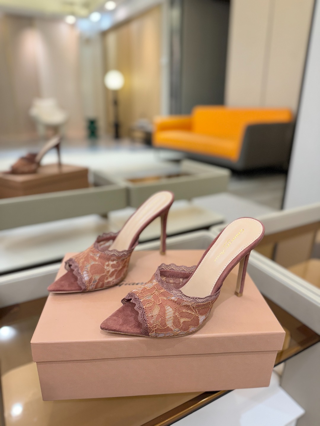 Gianvito rossi 经典款尖头电绣高跟鞋，它的出现就像夜空中最璀璨的星辰✨。经典的款式，永恒的