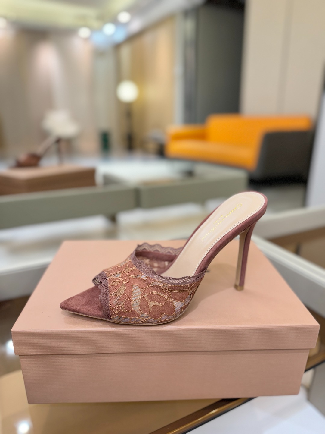 Gianvito rossi 经典款尖头电绣高跟鞋，它的出现就像夜空中最璀璨的星辰✨。经典的款式，永恒的