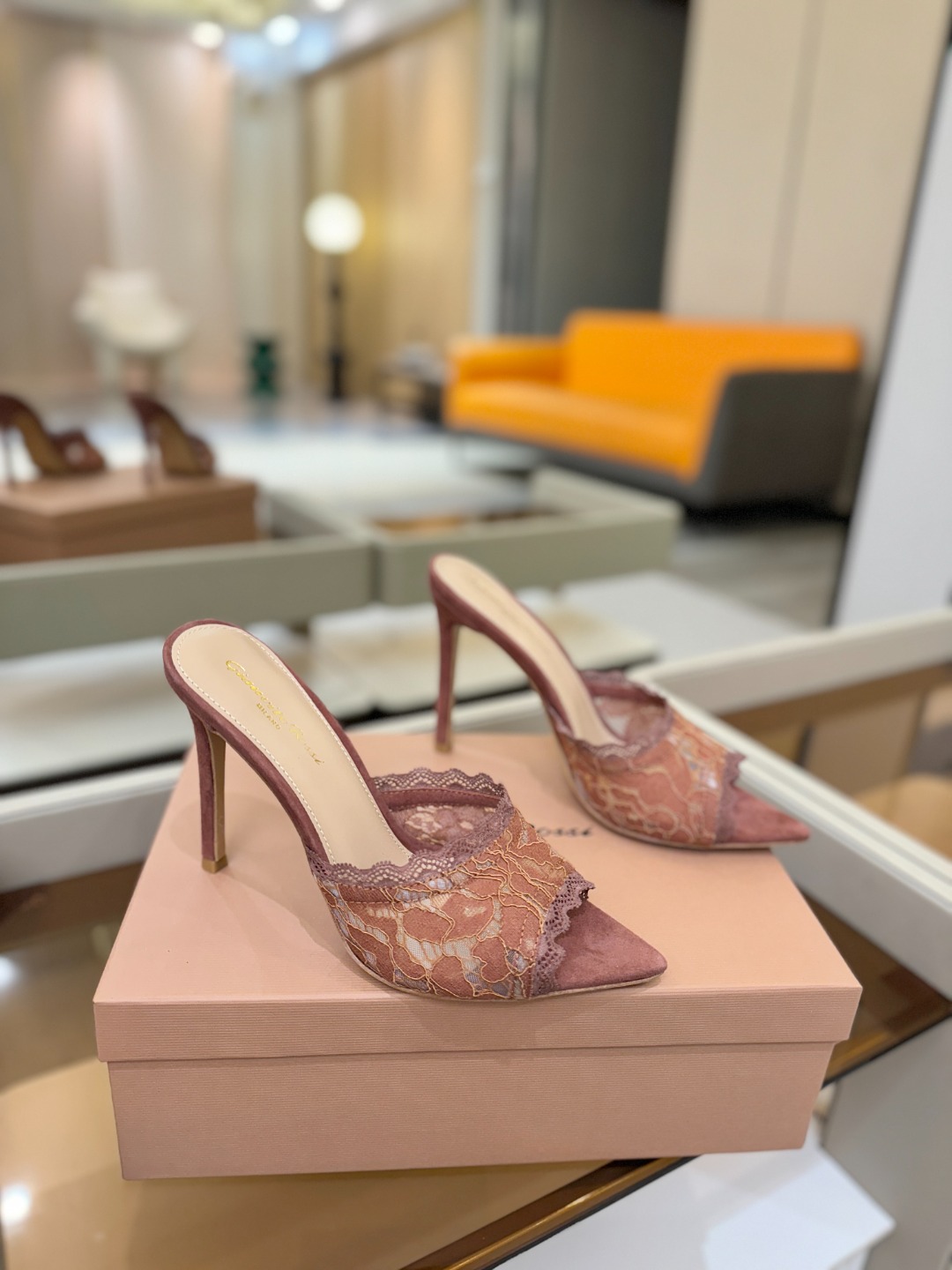 Gianvito rossi 经典款尖头电绣高跟鞋，它的出现就像夜空中最璀璨的星辰✨。经典的款式，永恒的