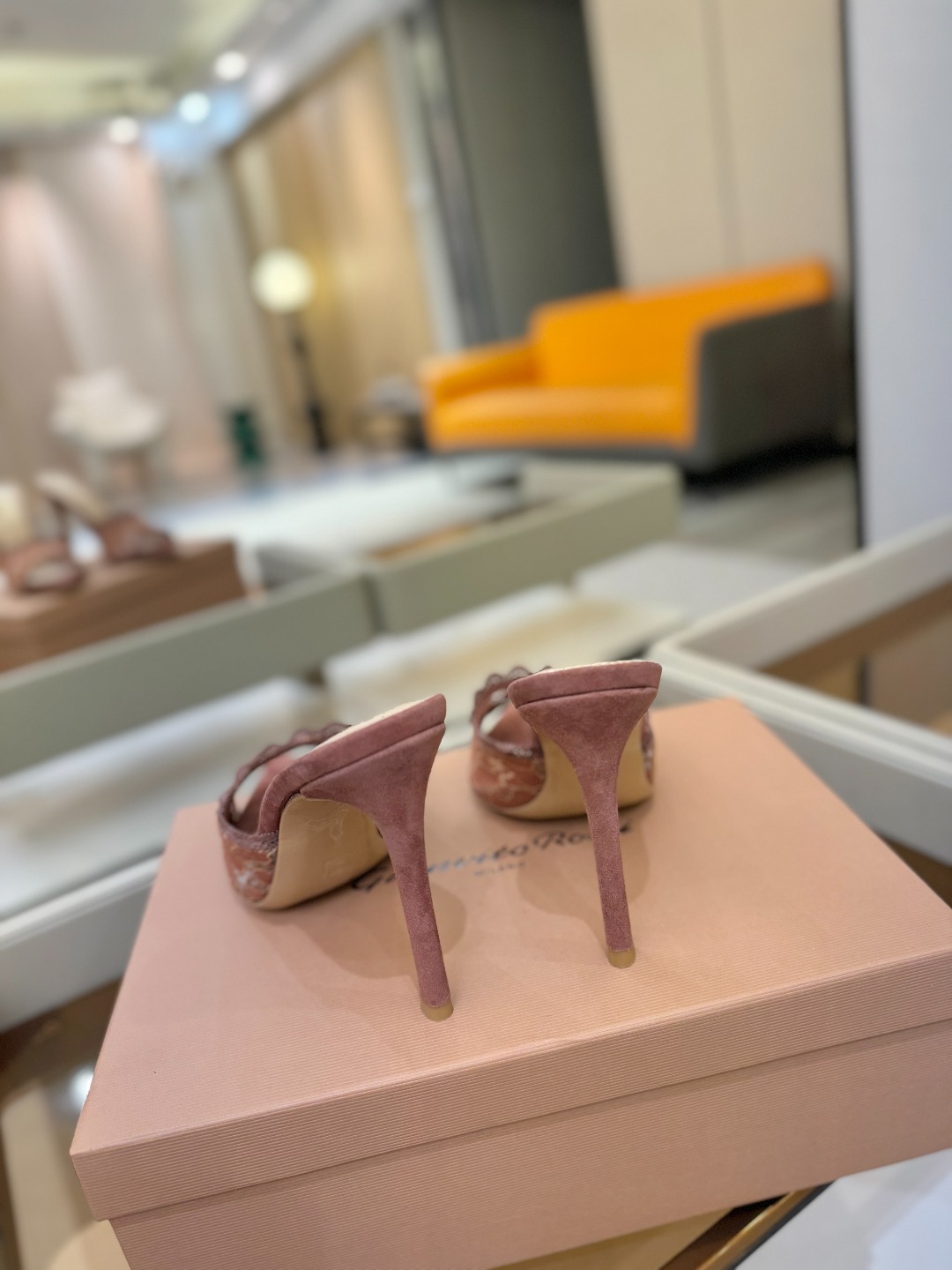 Gianvito rossi 经典款尖头电绣高跟鞋，它的出现就像夜空中最璀璨的星辰✨。经典的款式，永恒的