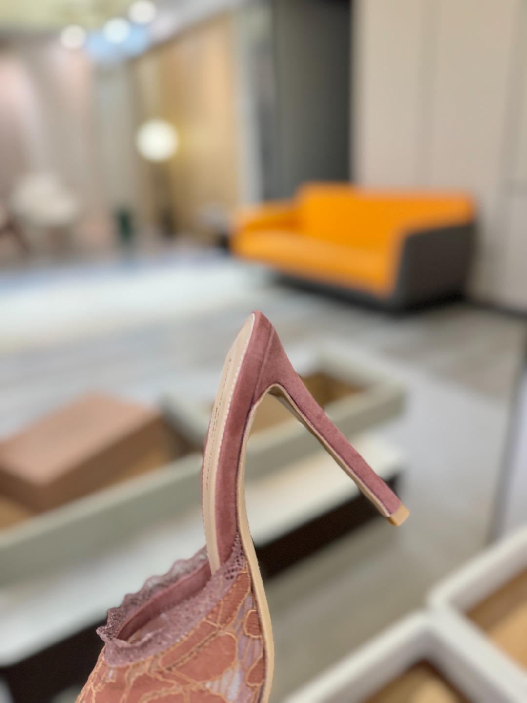 Gianvito rossi 经典款尖头电绣高跟鞋，它的出现就像夜空中最璀璨的星辰✨。经典的款式，永恒的