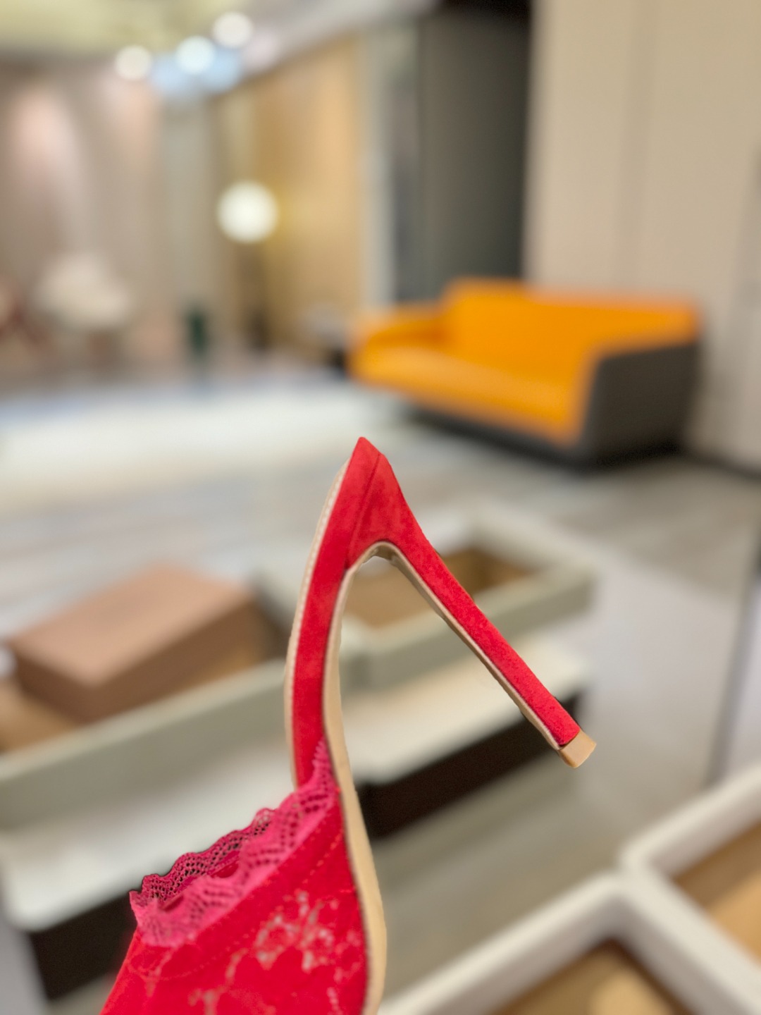 Gianvito rossi 经典款尖头电绣高跟鞋，它的出现就像夜空中最璀璨的星辰✨。经典的款式，永恒的