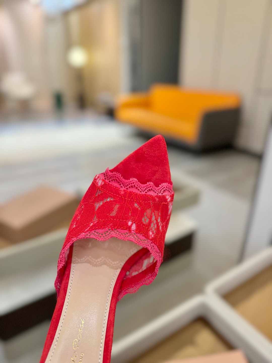 Gianvito rossi 经典款尖头电绣高跟鞋，它的出现就像夜空中最璀璨的星辰✨。经典的款式，永恒的