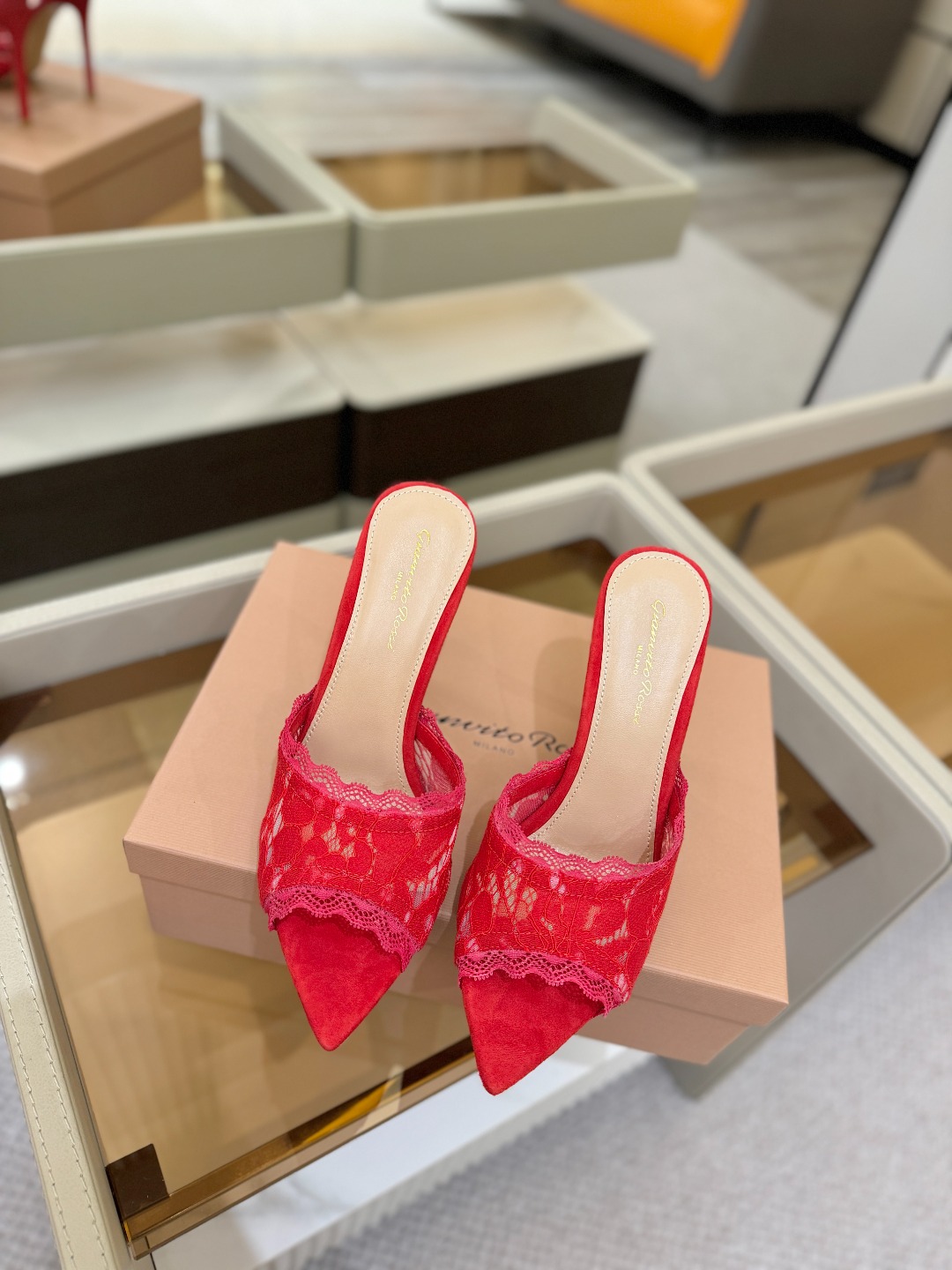 Gianvito rossi 经典款尖头电绣高跟鞋，它的出现就像夜空中最璀璨的星辰✨。经典的款式，永恒的