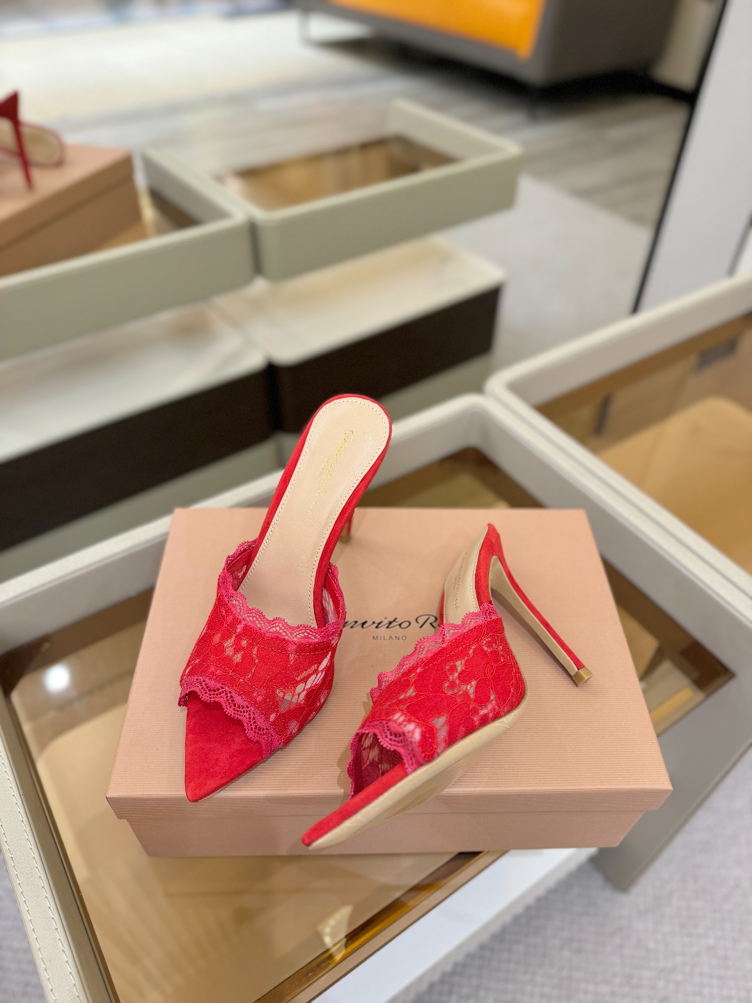 Gianvito rossi 经典款尖头电绣高跟鞋，它的出现就像夜空中最璀璨的星辰✨。经典的款式，永恒的