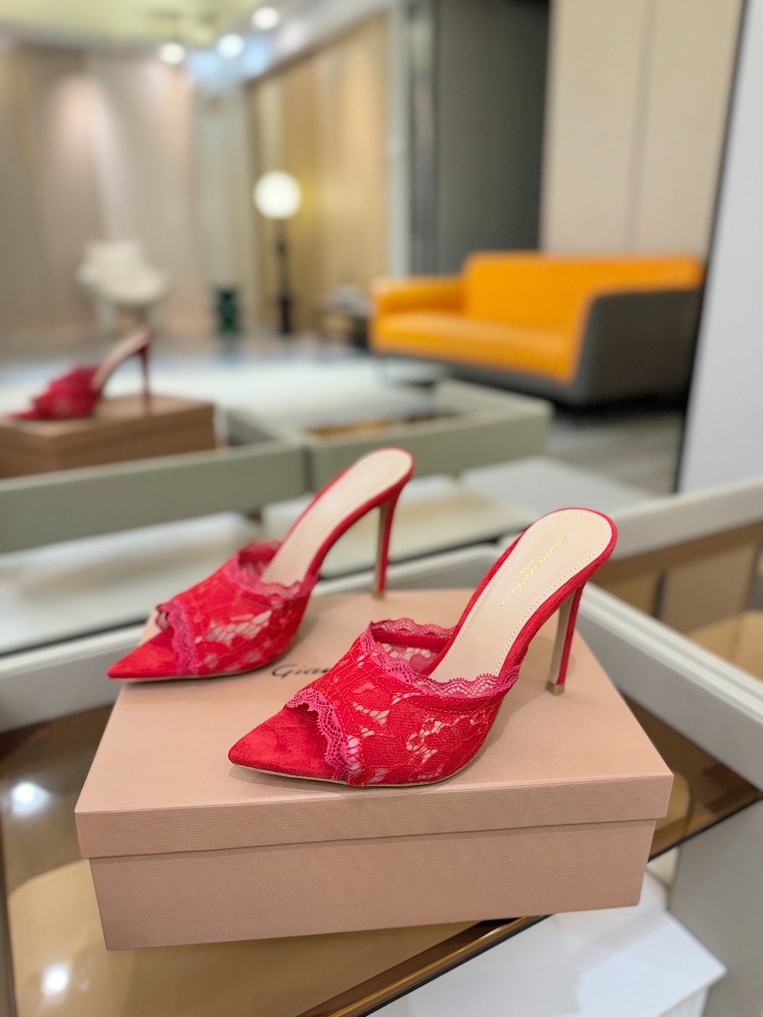 Gianvito rossi 经典款尖头电绣高跟鞋，它的出现就像夜空中最璀璨的星辰✨。经典的款式，永恒的