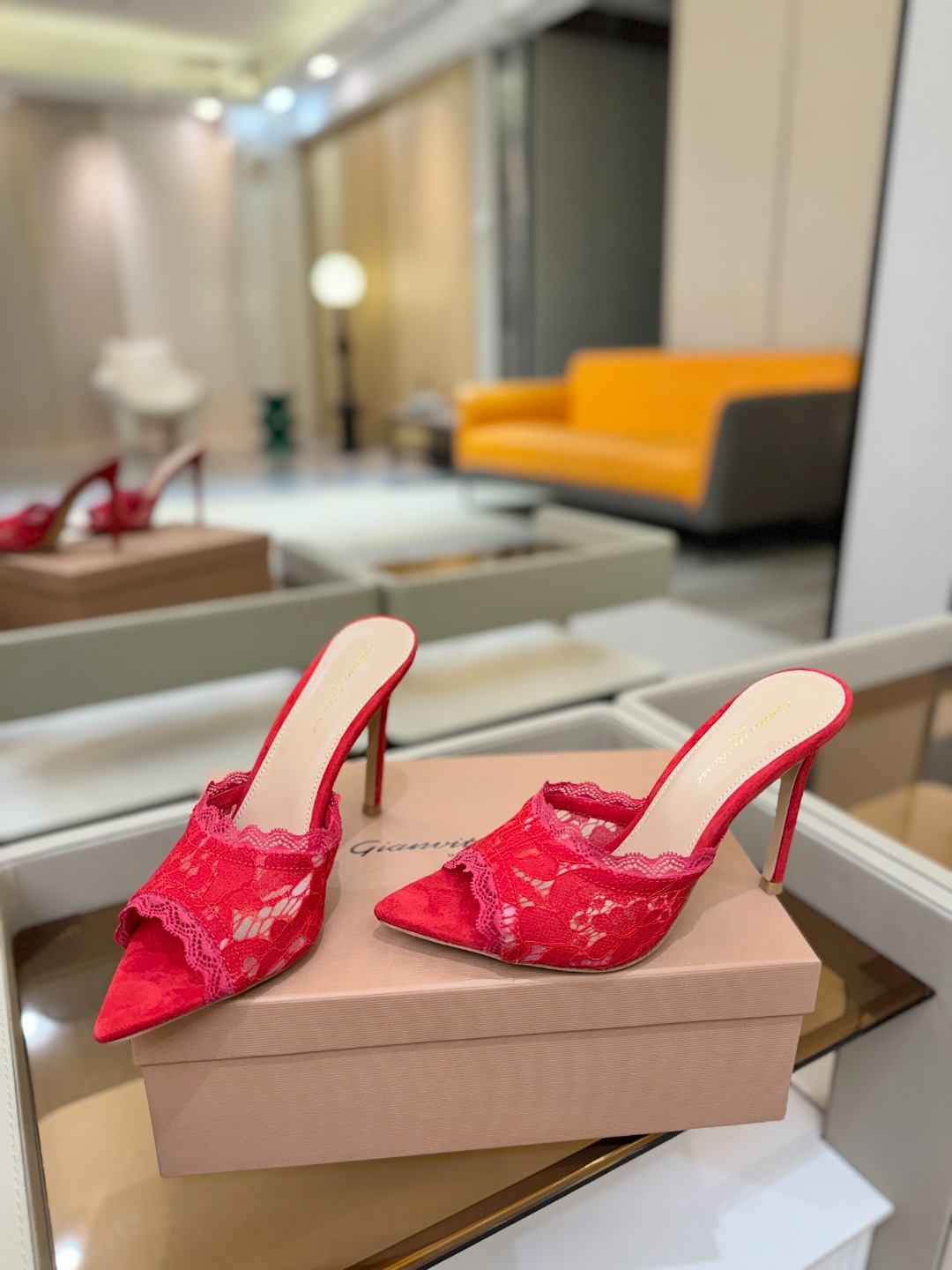 Gianvito rossi 经典款尖头电绣高跟鞋，它的出现就像夜空中最璀璨的星辰✨。经典的款式，永恒的