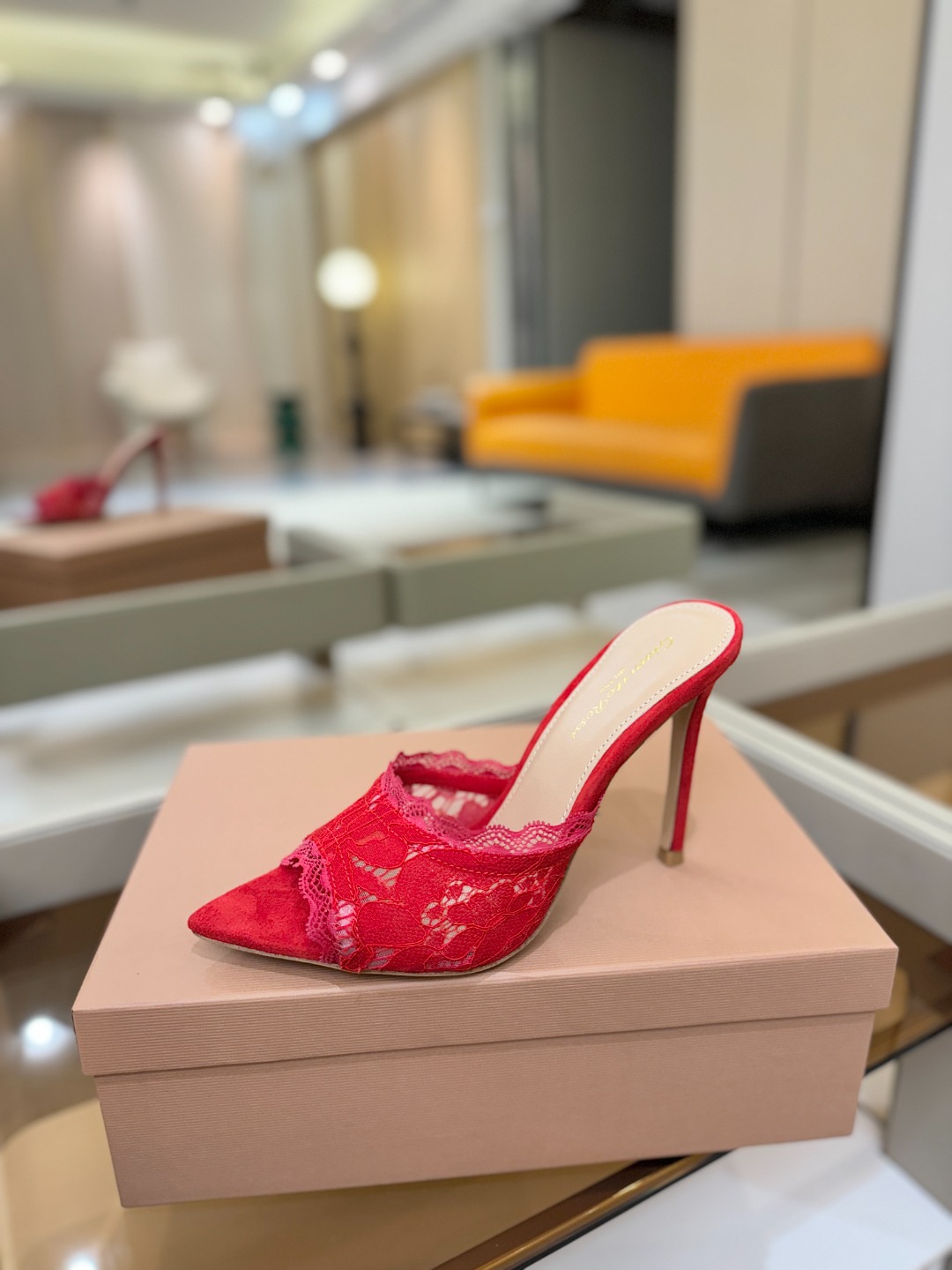 Gianvito rossi 经典款尖头电绣高跟鞋，它的出现就像夜空中最璀璨的星辰✨。经典的款式，永恒的