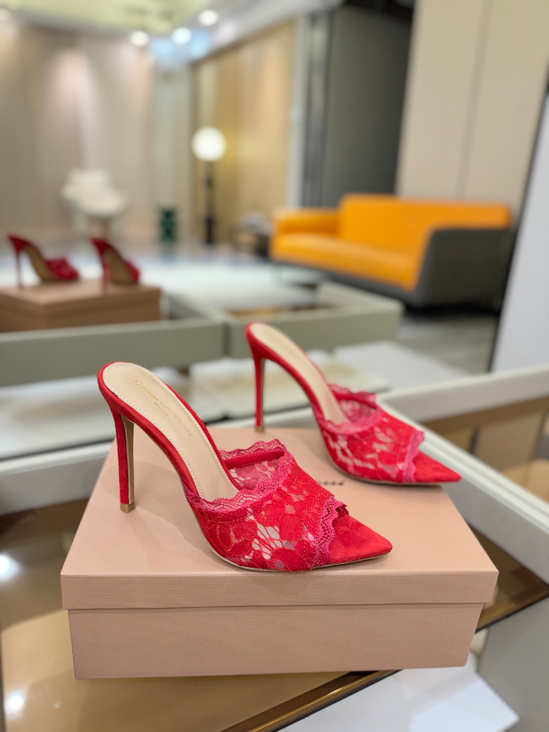 Gianvito rossi 经典款尖头电绣高跟鞋，它的出现就像夜空中最璀璨的星辰✨。经典的款式，永恒的