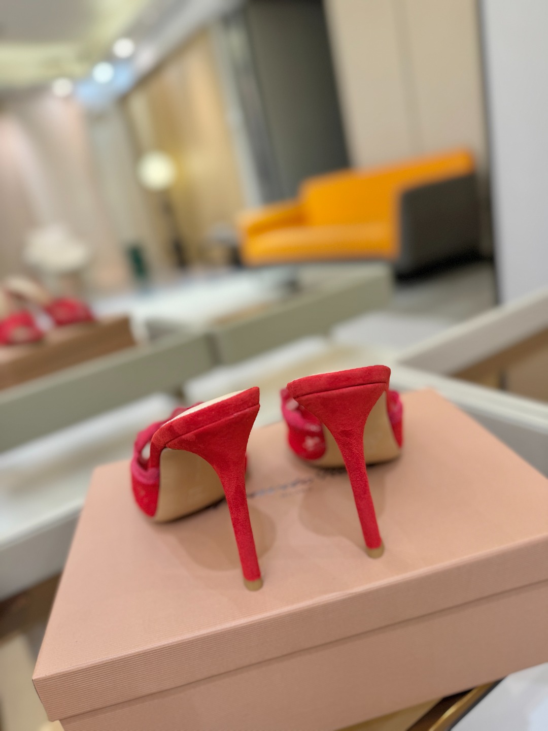 Gianvito rossi 经典款尖头电绣高跟鞋，它的出现就像夜空中最璀璨的星辰✨。经典的款式，永恒的