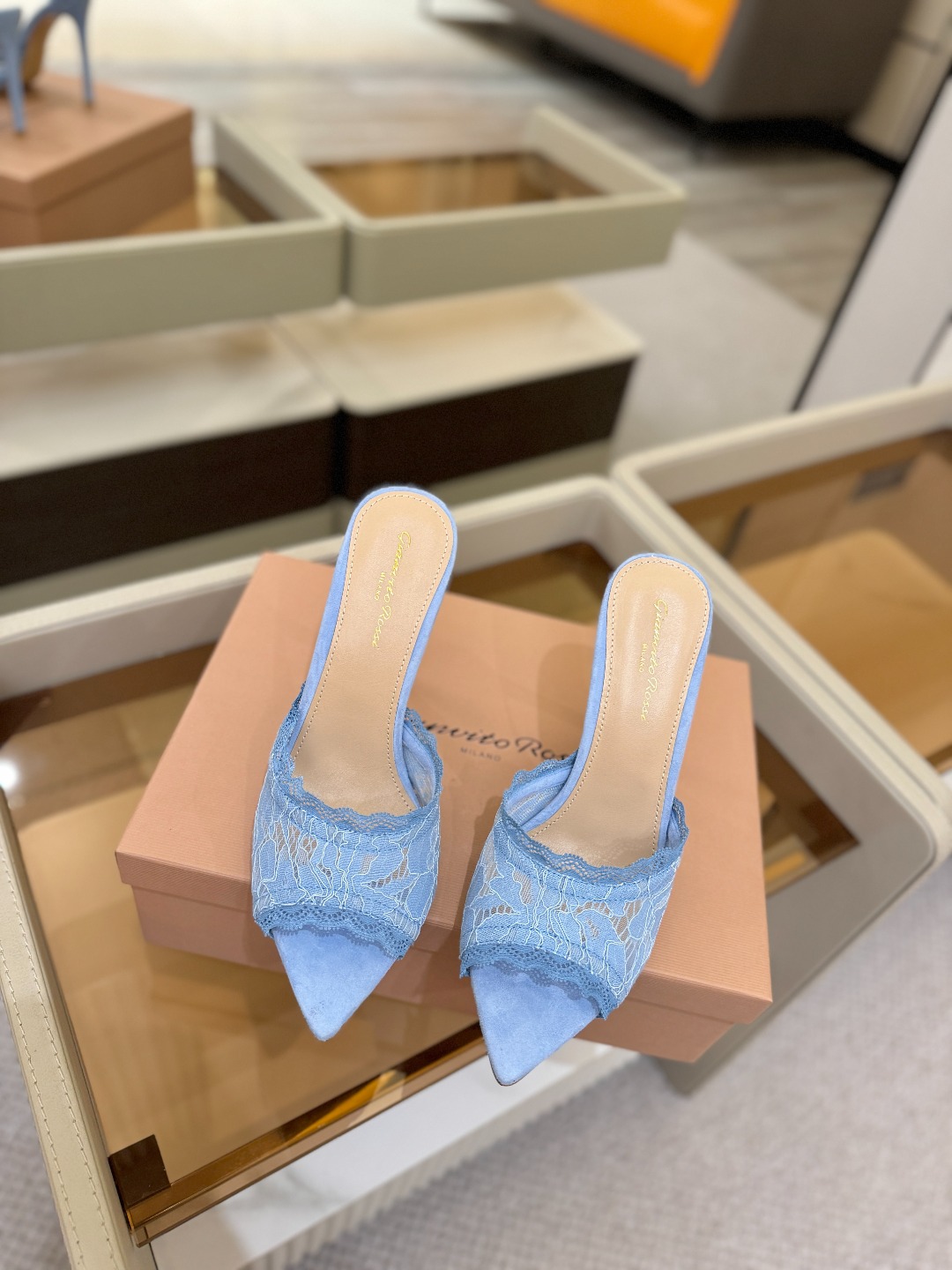 Gianvito rossi 经典款尖头电绣高跟鞋，它的出现就像夜空中最璀璨的星辰✨。经典的款式，永恒的