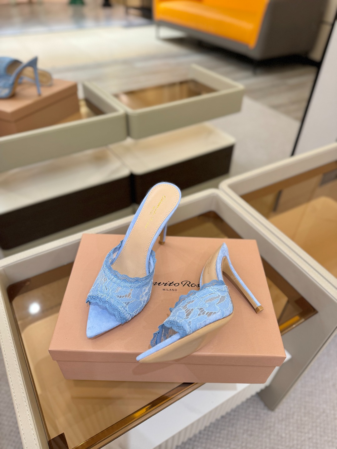 Gianvito rossi 经典款尖头电绣高跟鞋，它的出现就像夜空中最璀璨的星辰✨。经典的款式，永恒的