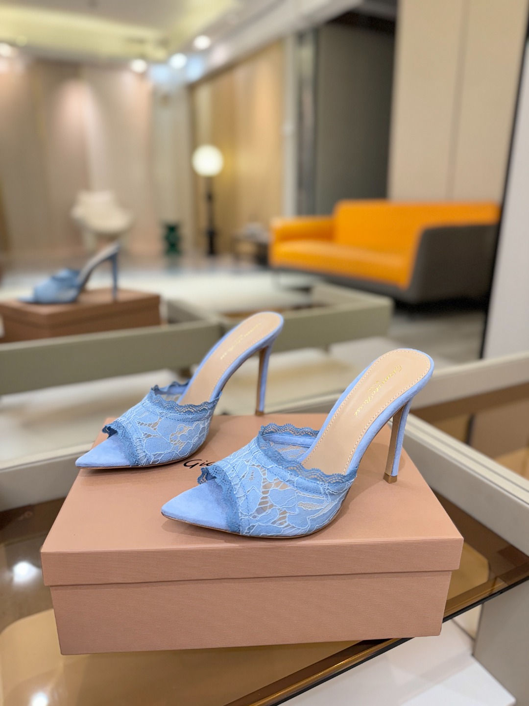 Gianvito rossi 经典款尖头电绣高跟鞋，它的出现就像夜空中最璀璨的星辰✨。经典的款式，永恒的