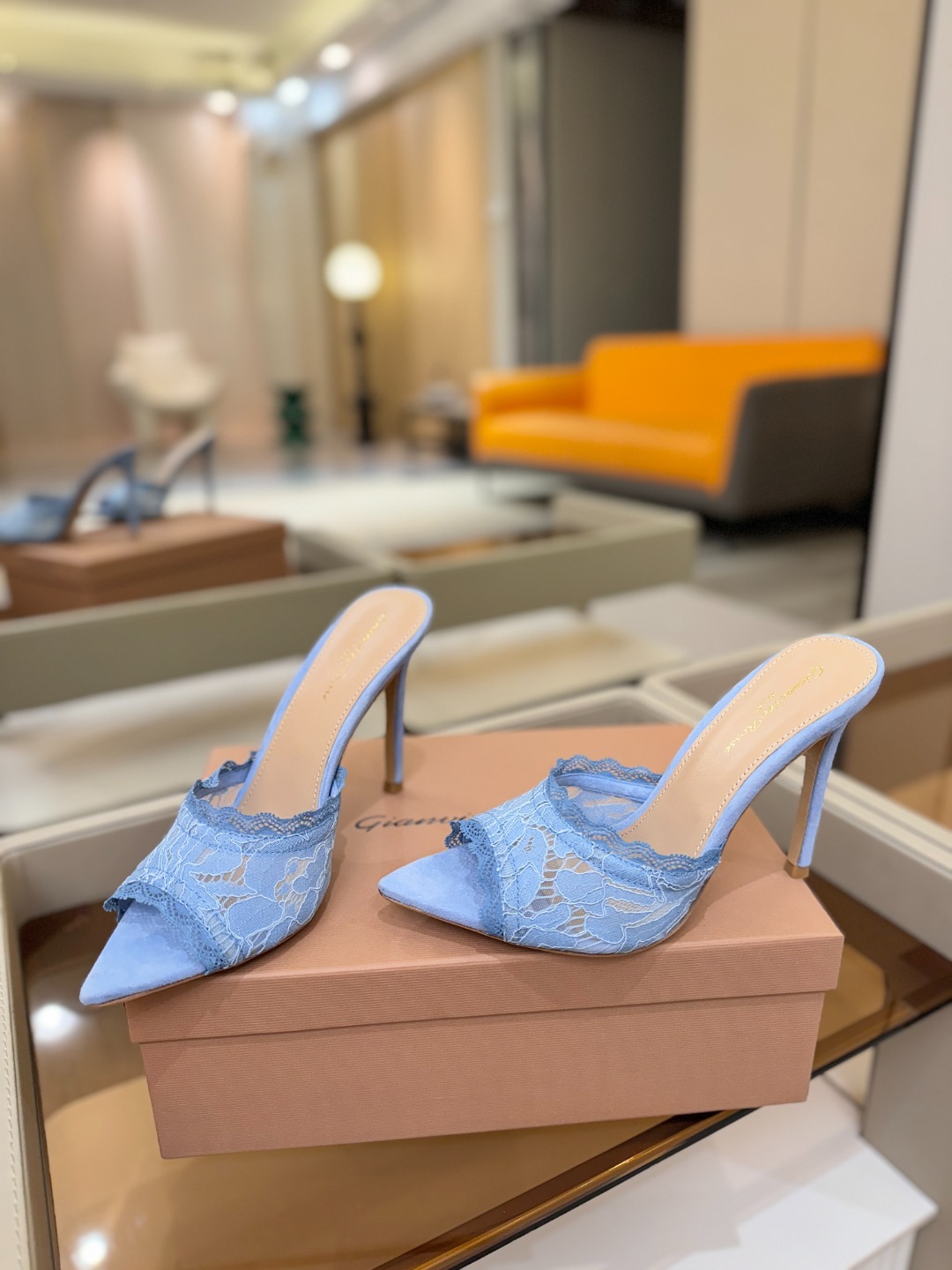 Gianvito rossi 经典款尖头电绣高跟鞋，它的出现就像夜空中最璀璨的星辰✨。经典的款式，永恒的