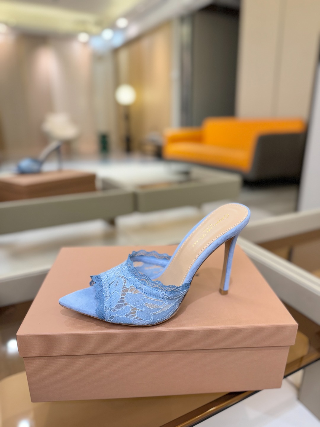 Gianvito rossi 经典款尖头电绣高跟鞋，它的出现就像夜空中最璀璨的星辰✨。经典的款式，永恒的