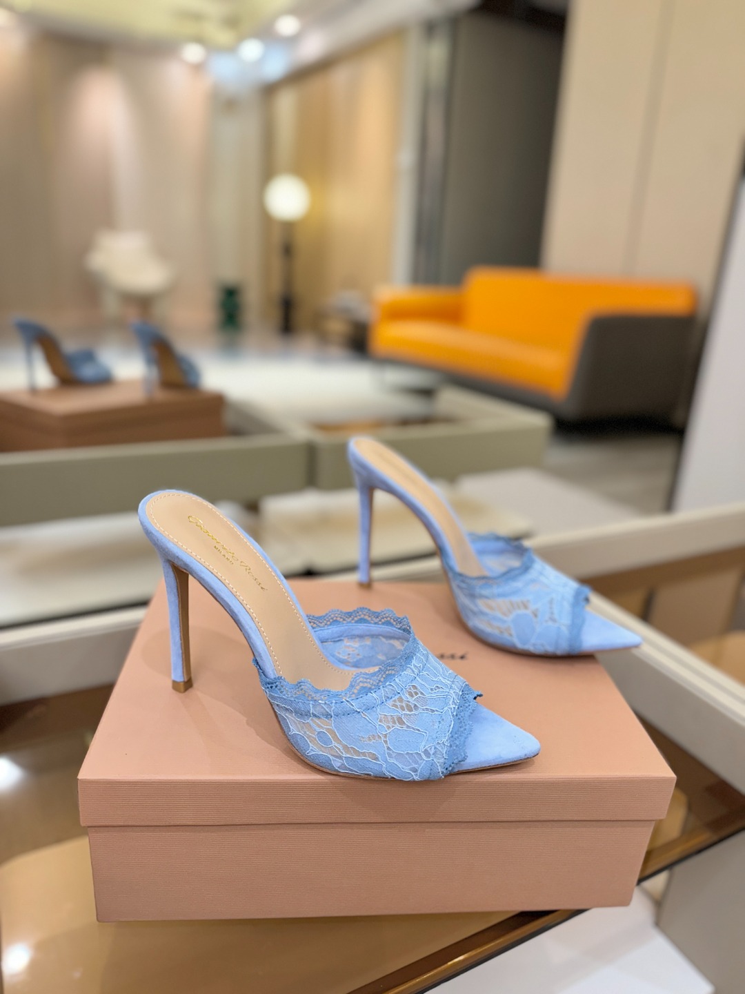 Gianvito rossi 经典款尖头电绣高跟鞋，它的出现就像夜空中最璀璨的星辰✨。经典的款式，永恒的