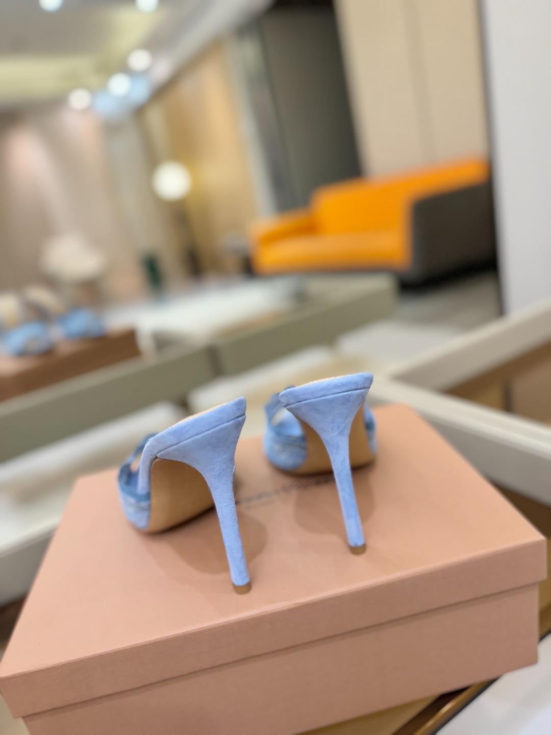 Gianvito rossi 经典款尖头电绣高跟鞋，它的出现就像夜空中最璀璨的星辰✨。经典的款式，永恒的