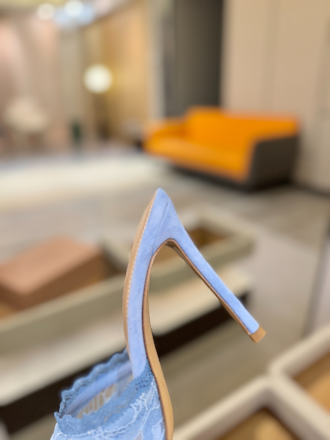 Gianvito rossi 经典款尖头电绣高跟鞋，它的出现就像夜空中最璀璨的星辰✨。经典的款式，永恒的