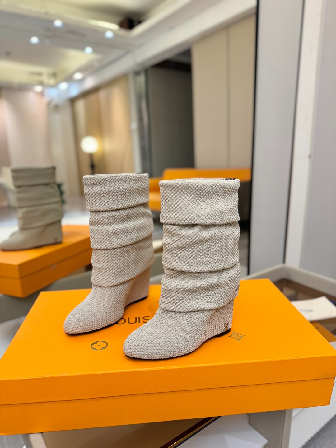 代购级！全配套包装⚠️首家私膜1:1开发⚠️完美呈现这款Summer中高楔跟靴子亮相 路易威登 女装时装