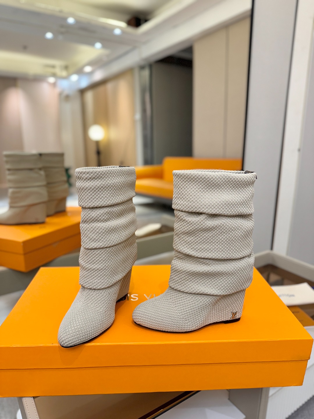 代购级！全配套包装⚠️首家私膜1:1开发⚠️完美呈现这款Summer中高楔跟靴子亮相 路易威登 女装时装