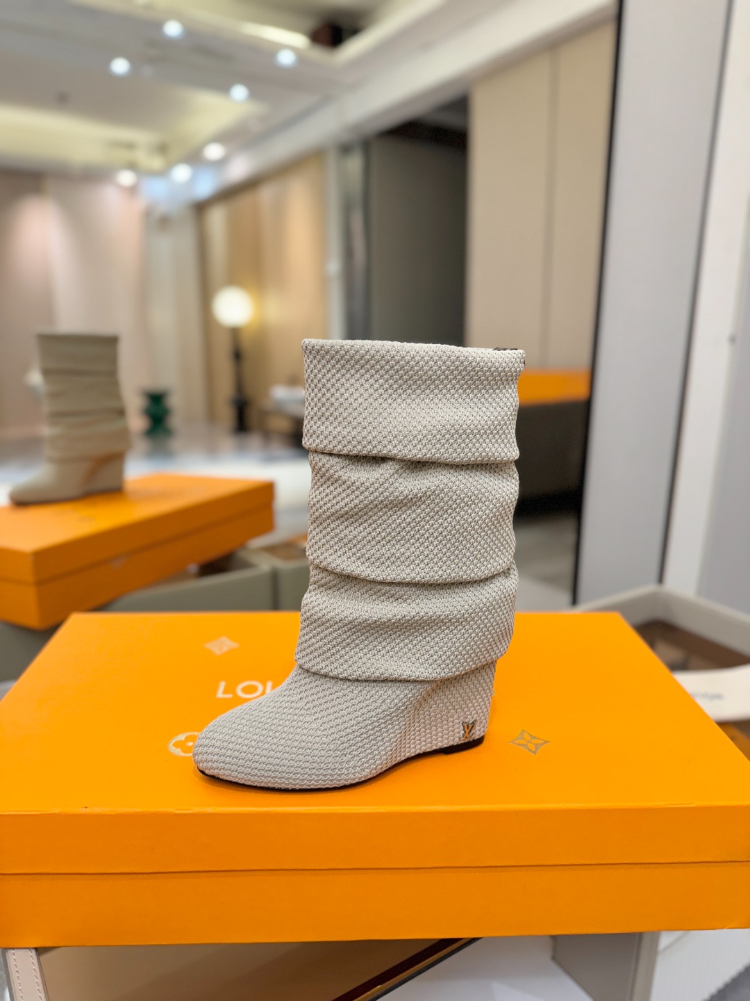 代购级！全配套包装⚠️首家私膜1:1开发⚠️完美呈现这款Summer中高楔跟靴子亮相 路易威登 女装时装