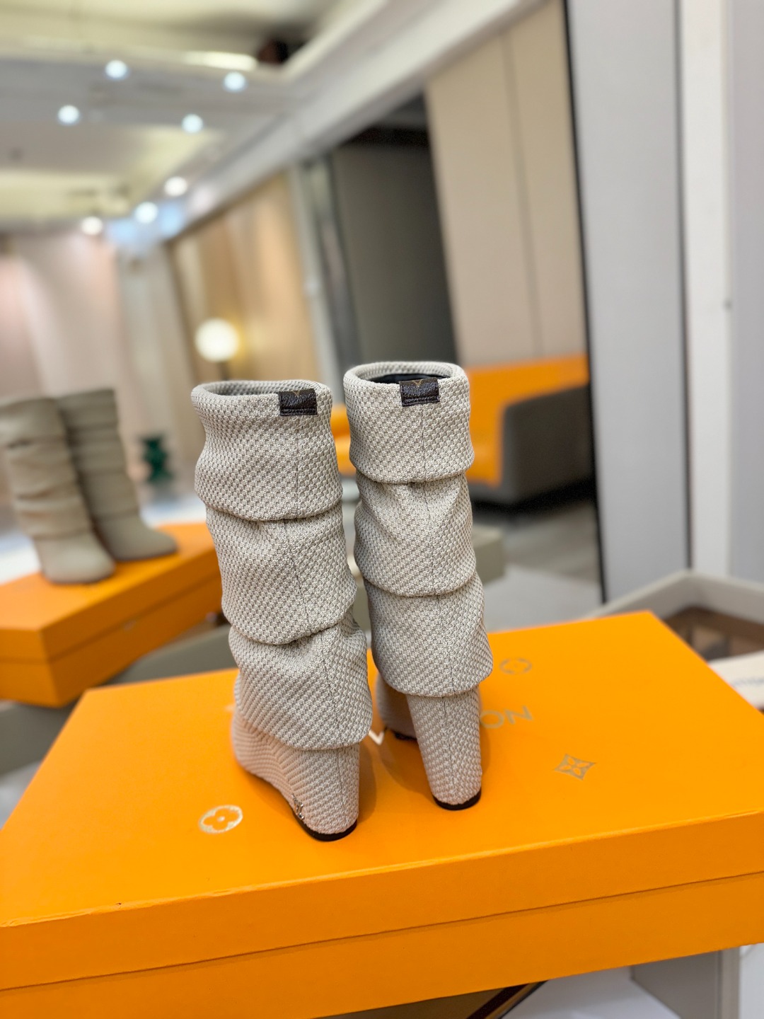 代购级！全配套包装⚠️首家私膜1:1开发⚠️完美呈现这款Summer中高楔跟靴子亮相 路易威登 女装时装