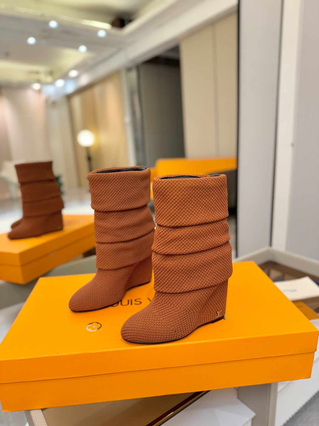 代购级！全配套包装⚠️首家私膜1:1开发⚠️完美呈现这款Summer中高楔跟靴子亮相 路易威登 女装时装