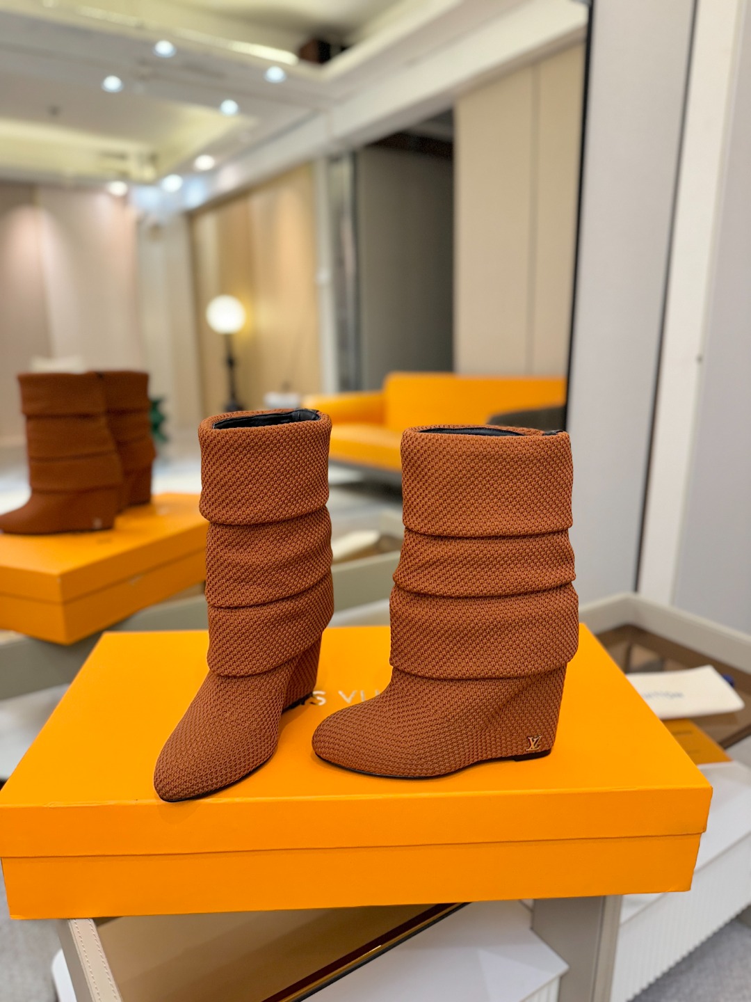 代购级！全配套包装⚠️首家私膜1:1开发⚠️完美呈现这款Summer中高楔跟靴子亮相 路易威登 女装时装