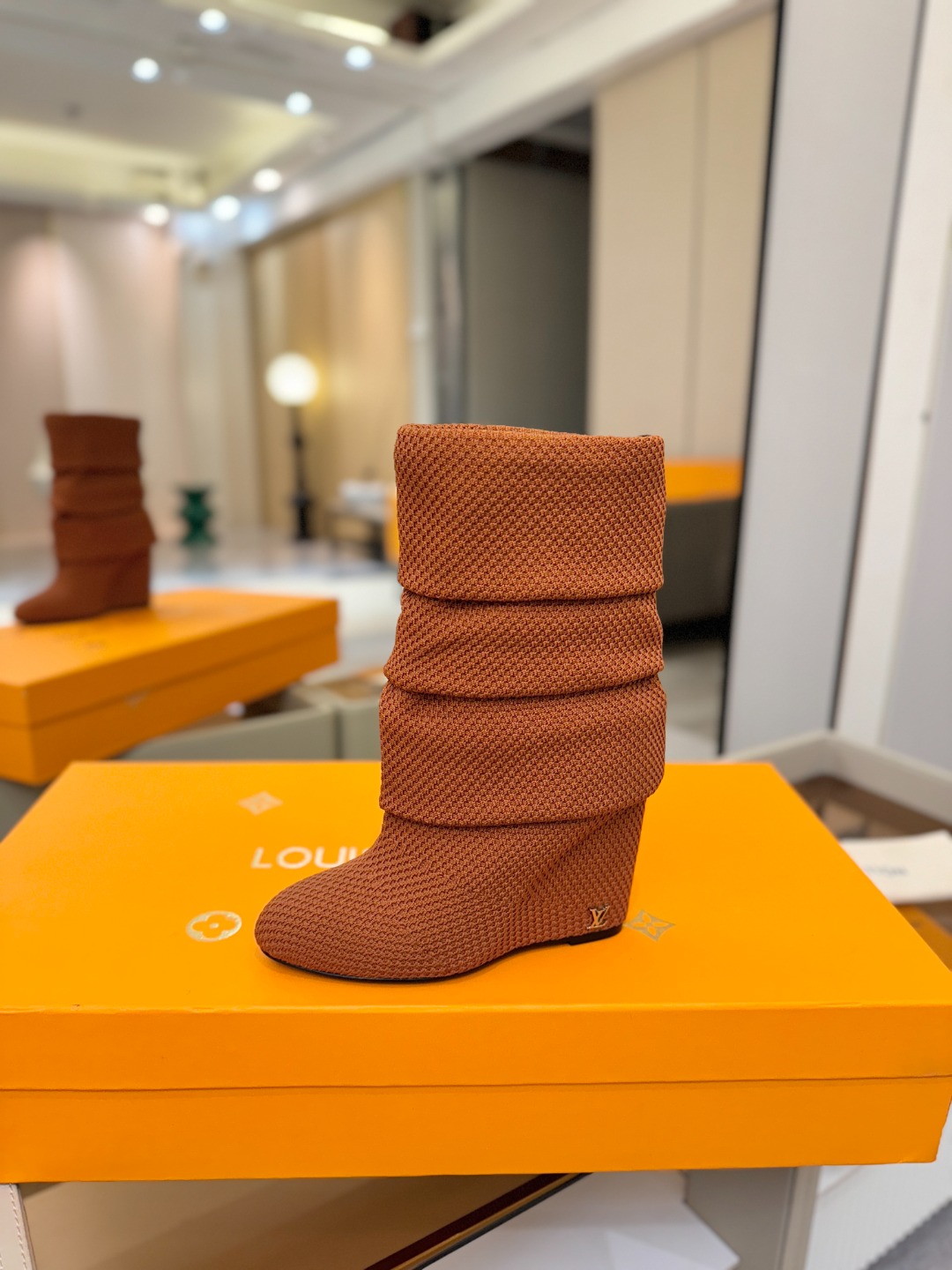 代购级！全配套包装⚠️首家私膜1:1开发⚠️完美呈现这款Summer中高楔跟靴子亮相 路易威登 女装时装