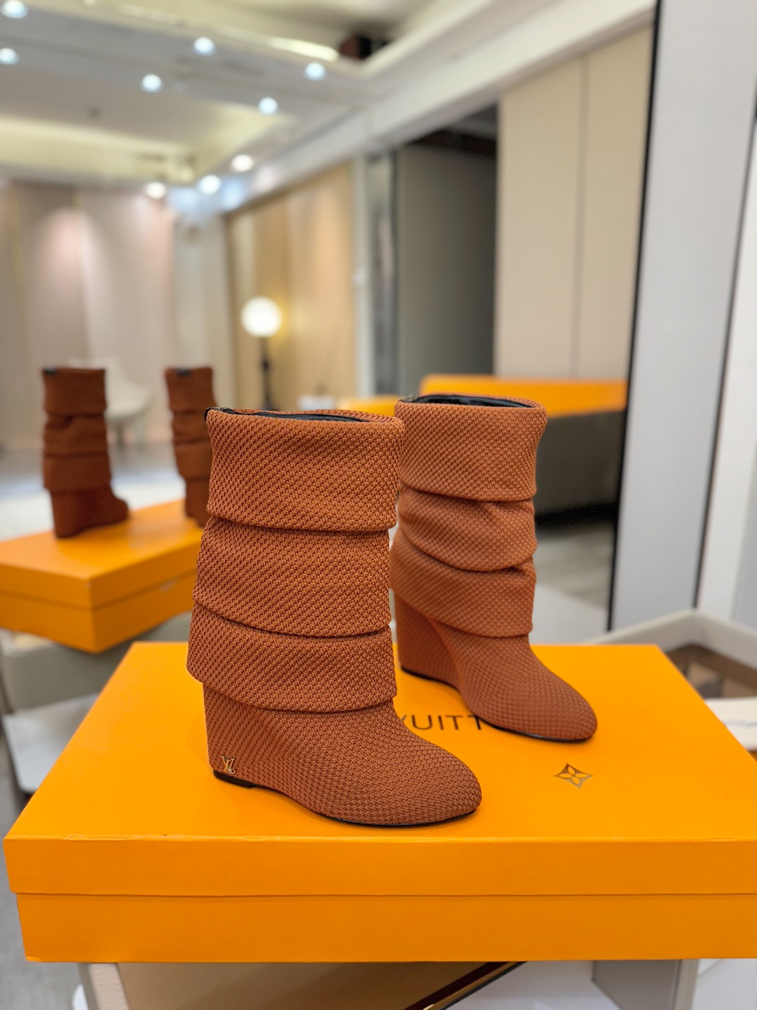 代购级！全配套包装⚠️首家私膜1:1开发⚠️完美呈现这款Summer中高楔跟靴子亮相 路易威登 女装时装