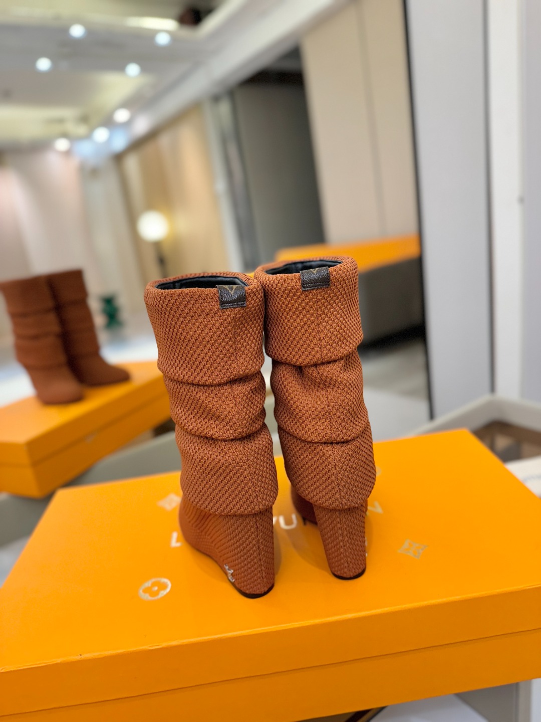 代购级！全配套包装⚠️首家私膜1:1开发⚠️完美呈现这款Summer中高楔跟靴子亮相 路易威登 女装时装