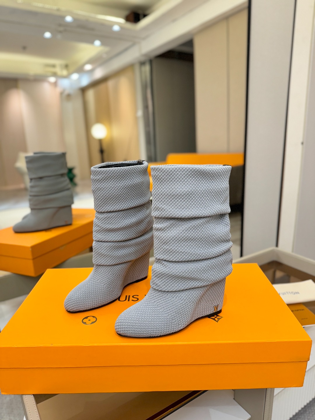 代购级！全配套包装⚠️首家私膜1:1开发⚠️完美呈现这款Summer中高楔跟靴子亮相 路易威登 女装时装