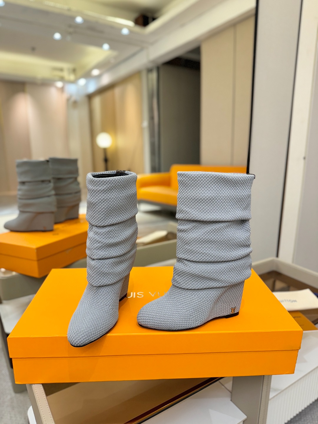 代购级！全配套包装⚠️首家私膜1:1开发⚠️完美呈现这款Summer中高楔跟靴子亮相 路易威登 女装时装