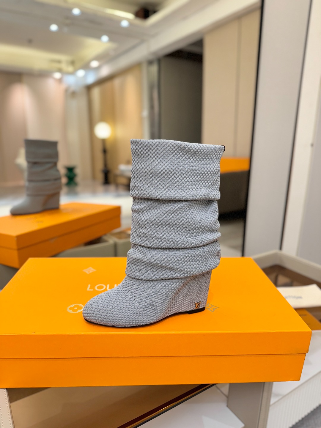 NO:613423,The price is purchasing agent level!  Completely packaged, the first private film 1:1 development to be perfectly presented. This Summer medium-high wedge heel boots were unveiled at the Louis Vuitton women's fashion show. The design is made of specially made pique knitted fabric, and the creative inspiration comes from the disco period. The high wedge heels are decorated with LV initials logo studs, making the shape more calm and elegant. Material fabric Lining: imported sheepskin Foot pads: sheepskin Outsole Italian leather outsole Heel height 9cm Shoe size:  35-42 (40.41.42 custom-made, non-refundable), boots, louis vuitton, louis vuitton, boots, sheepskin, Leather soles19860909价格 代购级！全配套包装 首家私膜1:1开发完美呈现 这款Summer中高楔跟靴子亮相 路易威登 女装时装展,设计采用特别制作的珠地针织布打造,创作灵感源自迪斯科时期.高楔跟饰有LV首字母标志饰钉,造型更显从容优雅. 材料织布 内里: 进口羊皮 垫脚:羊皮 大底意大利真皮大底 跟高9cm 鞋码: 35-42(40.41.42定做不退换),靴子,louis vuitton,louis vuitton,boots,sheepskin,Leather soles,Women's Shoes