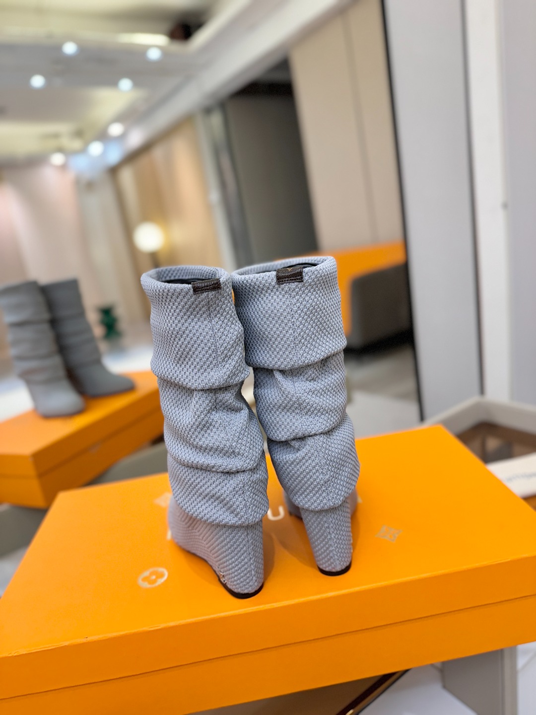 代购级！全配套包装⚠️首家私膜1:1开发⚠️完美呈现这款Summer中高楔跟靴子亮相 路易威登 女装时装