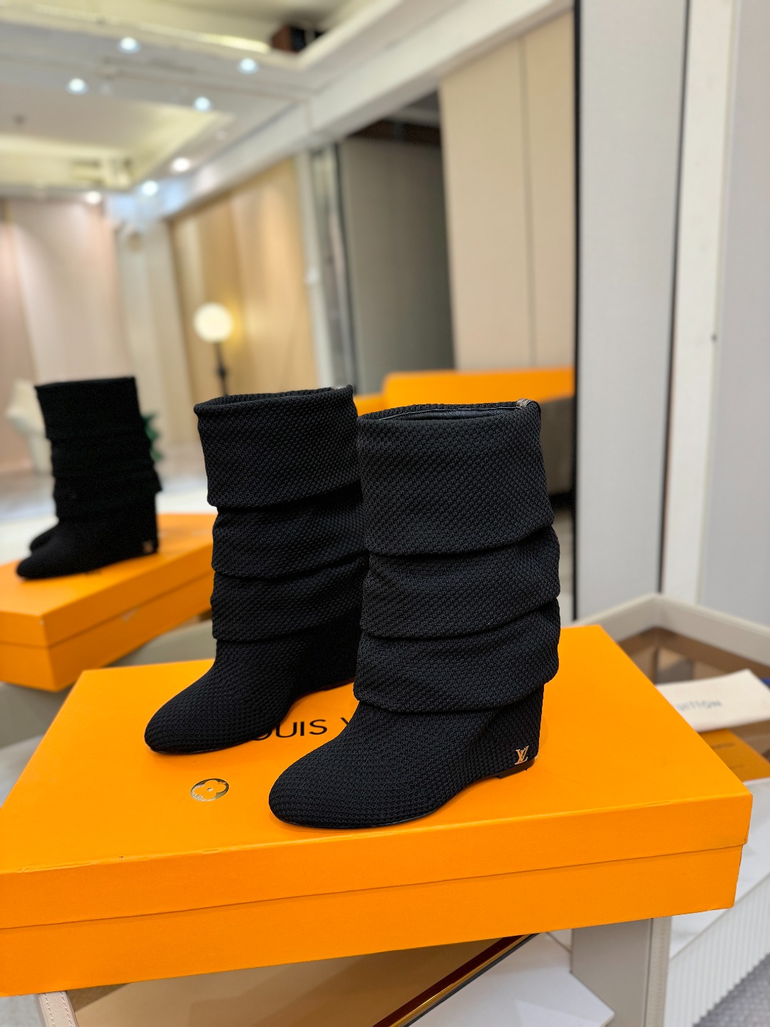 代购级！全配套包装⚠️首家私膜1:1开发⚠️完美呈现这款Summer中高楔跟靴子亮相 路易威登 女装时装