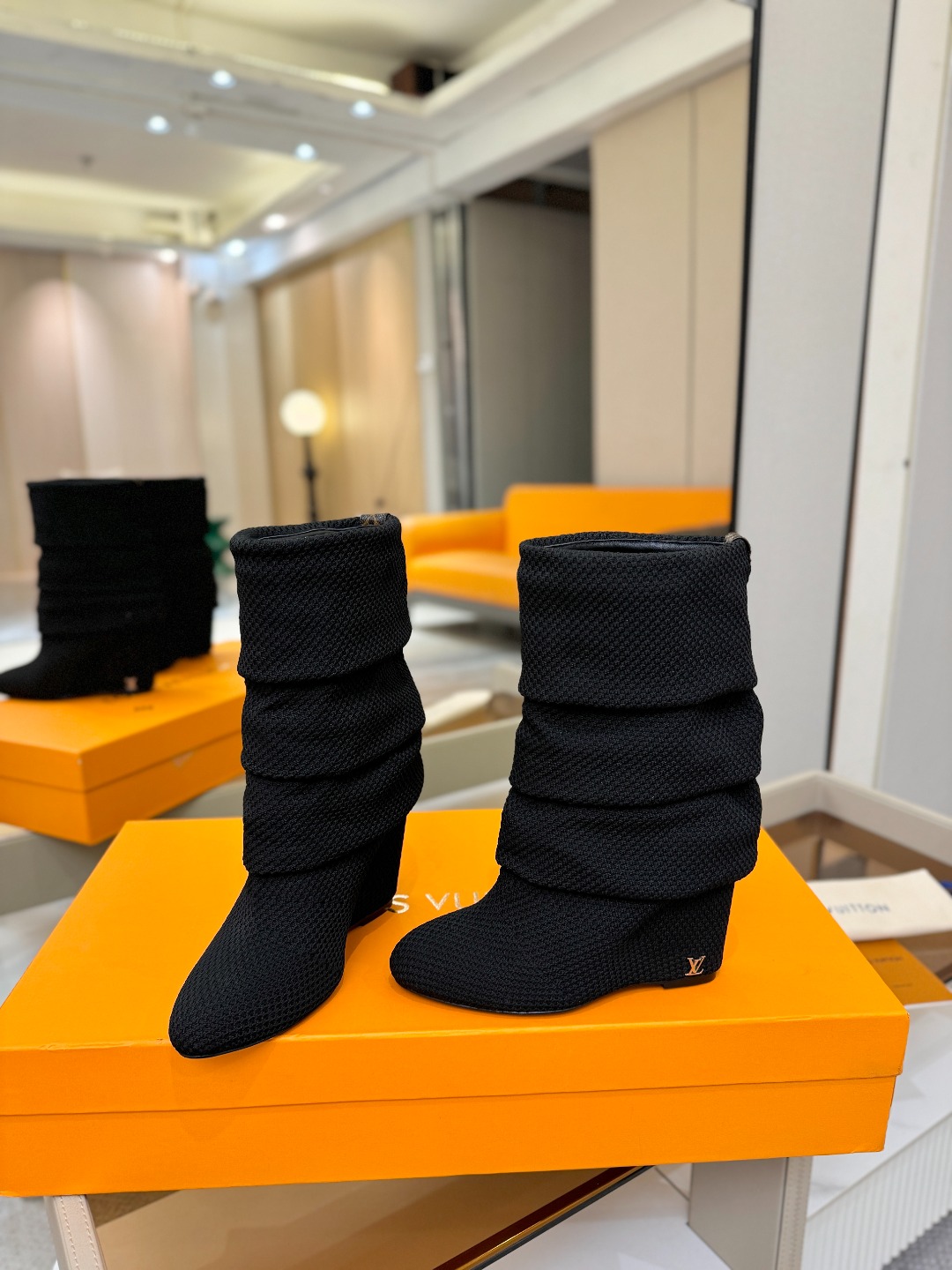 代购级！全配套包装⚠️首家私膜1:1开发⚠️完美呈现这款Summer中高楔跟靴子亮相 路易威登 女装时装