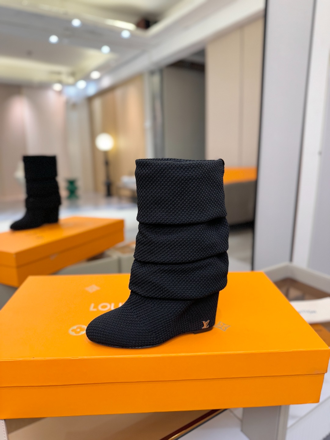 NO:578599,The price is purchasing agent level!  Completely packaged, the first private film 1:1 development to be perfectly presented. This Summer medium-high wedge heel boots were unveiled at the Louis Vuitton women's fashion show. The design is made of specially made pique knitted fabric, and the creative inspiration comes from the disco period. The high wedge heels are decorated with LV initials logo studs, making the shape more calm and elegant. Material fabric Lining: imported sheepskin Foot pads: sheepskin Outsole Italian leather outsole Heel height 9cm Shoe size:  35-42 (40.41.42 custom-made, non-refundable), boots, louis vuitton, louis vuitton, boots, sheepskin, Leather soles19860909价格 代购级！全配套包装 首家私膜1:1开发完美呈现 这款Summer中高楔跟靴子亮相 路易威登 女装时装展,设计采用特别制作的珠地针织布打造,创作灵感源自迪斯科时期.高楔跟饰有LV首字母标志饰钉,造型更显从容优雅. 材料织布 内里: 进口羊皮 垫脚:羊皮 大底意大利真皮大底 跟高9cm 鞋码: 35-42(40.41.42定做不退换),靴子,louis vuitton,louis vuitton,boots,sheepskin,Leather soles,Women's Shoes