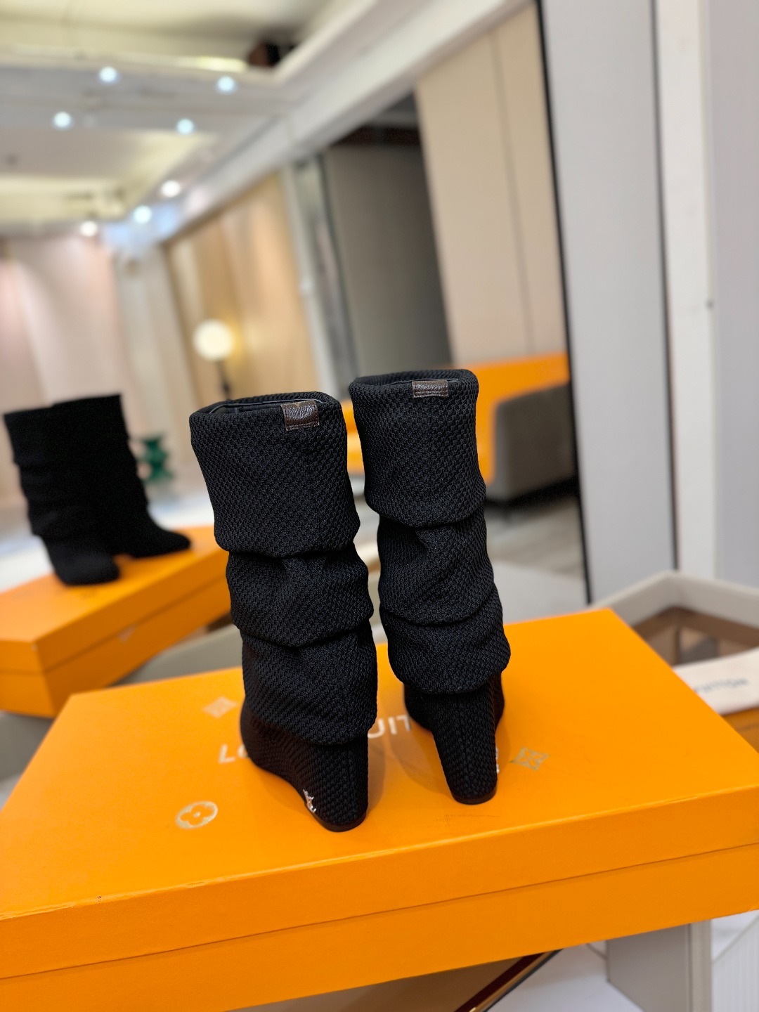 代购级！全配套包装⚠️首家私膜1:1开发⚠️完美呈现这款Summer中高楔跟靴子亮相 路易威登 女装时装