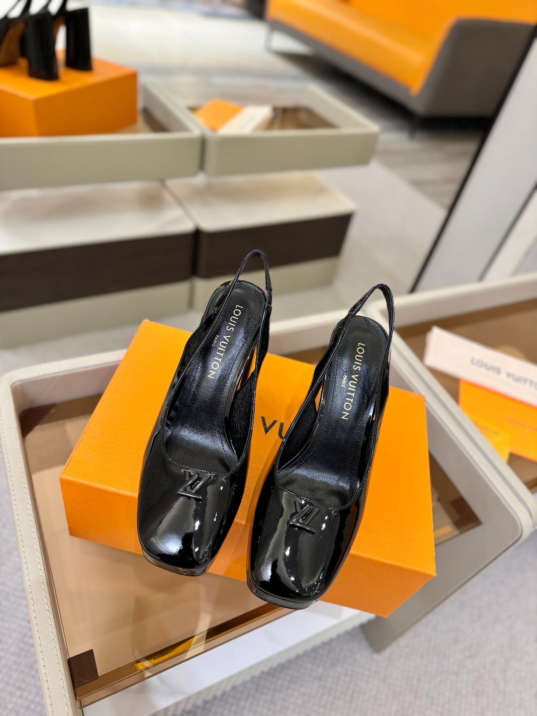 L✔️ 家 专柜 走秀款水台后空单鞋、官网系列、同步更新、完美楦型+小V扣+水台设计、再现经典、款式简单