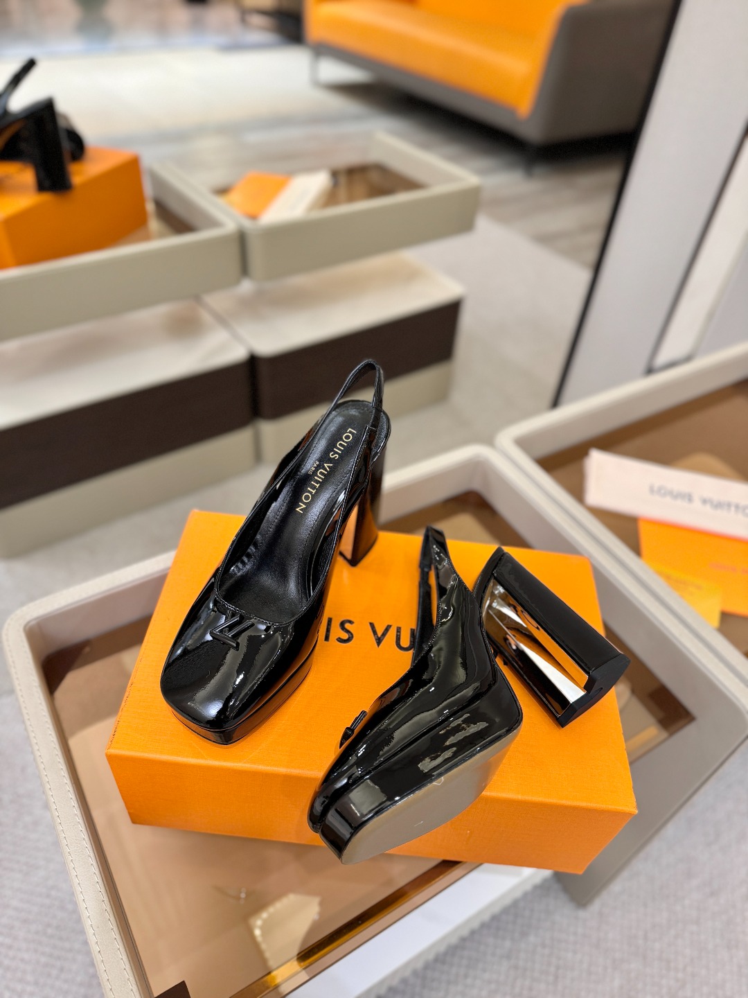 L✔️ 家 专柜 走秀款水台后空单鞋、官网系列、同步更新、完美楦型+小V扣+水台设计、再现经典、款式简单