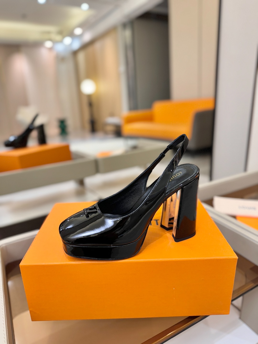 L✔️ 家 专柜 走秀款水台后空单鞋、官网系列、同步更新、完美楦型+小V扣+水台设计、再现经典、款式简单