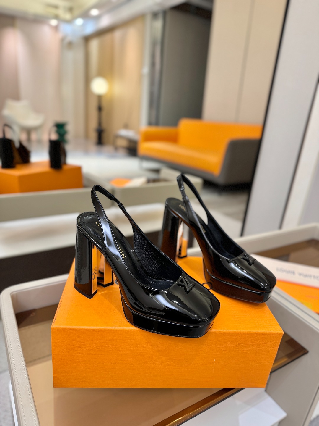 L✔️ 家 专柜 走秀款水台后空单鞋、官网系列、同步更新、完美楦型+小V扣+水台设计、再现经典、款式简单